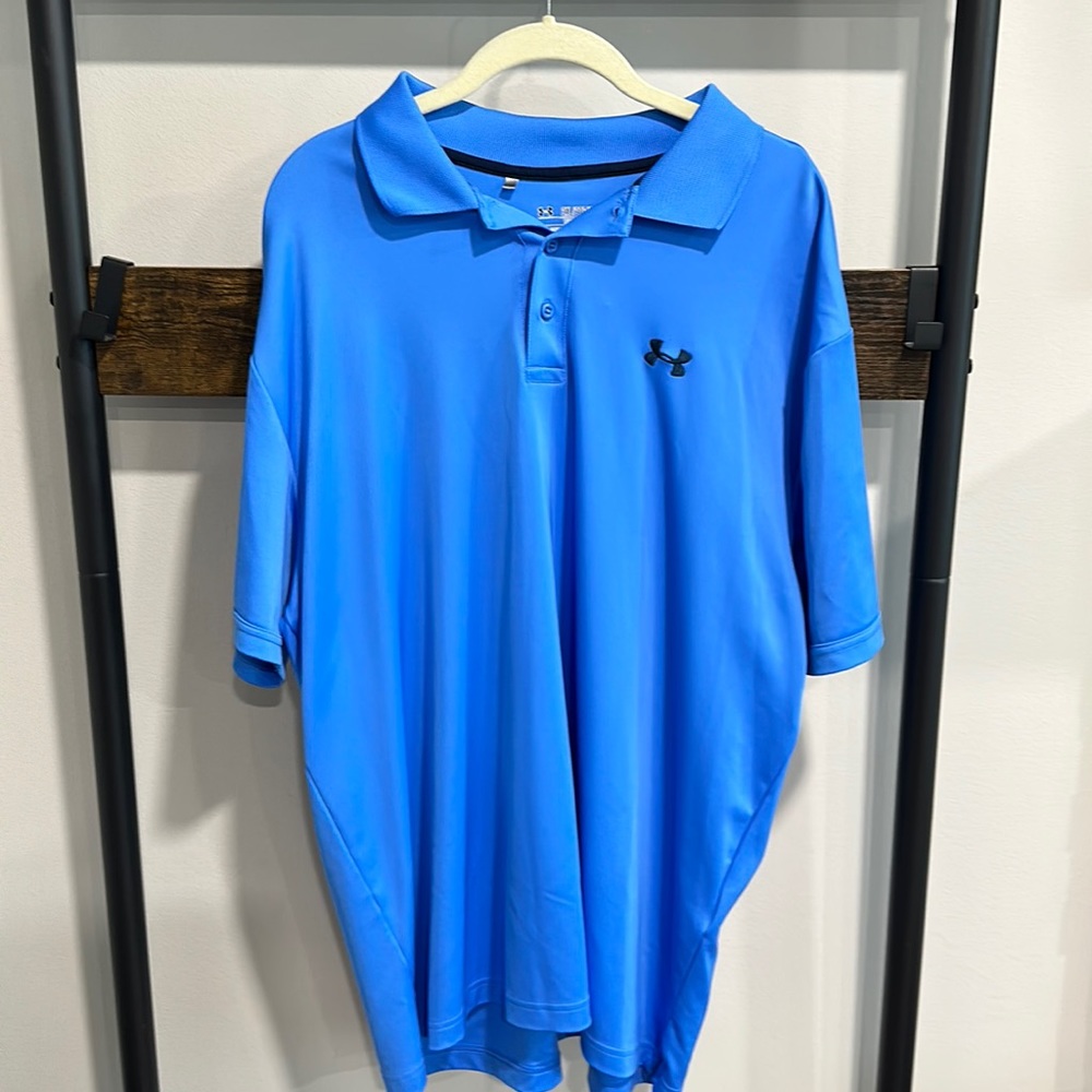 Under Armour heat gear polo in blue. Size XXL. In new like condition.